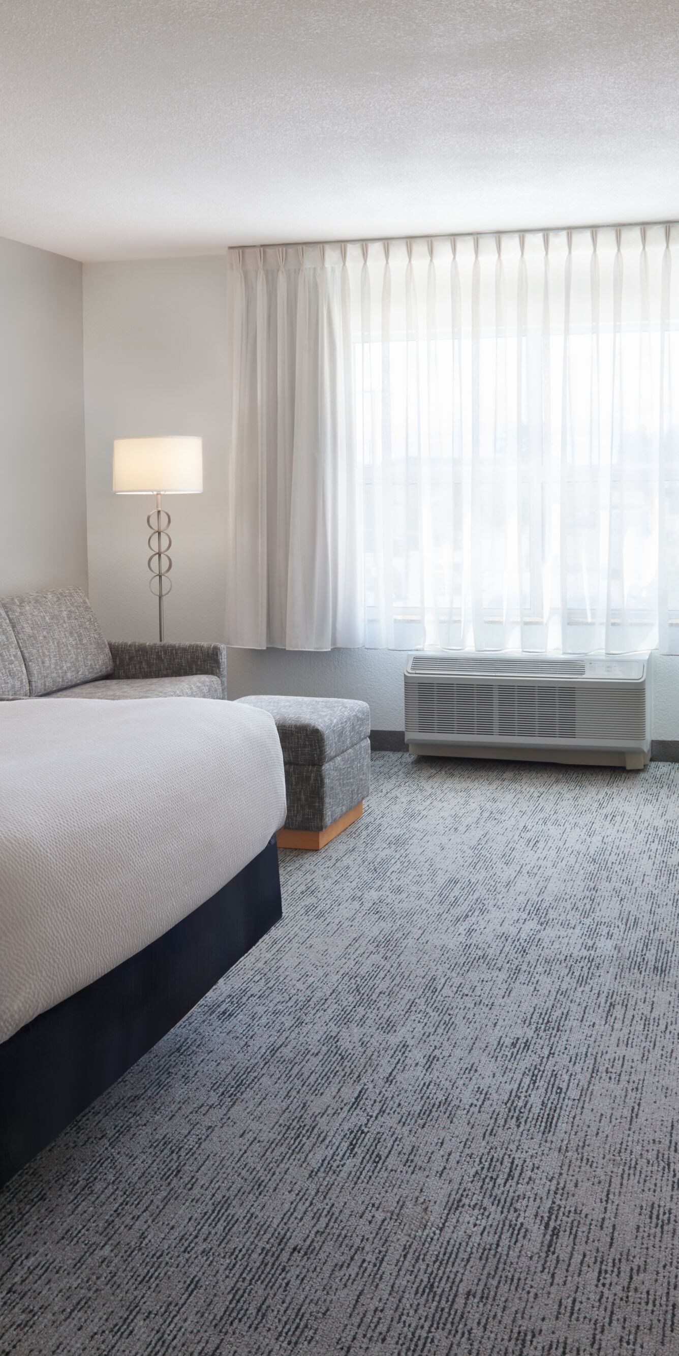 Chambre accessible aux personnes à mobilité réduite avec lit king size, canapé-lit, bureau de travail, télévision
