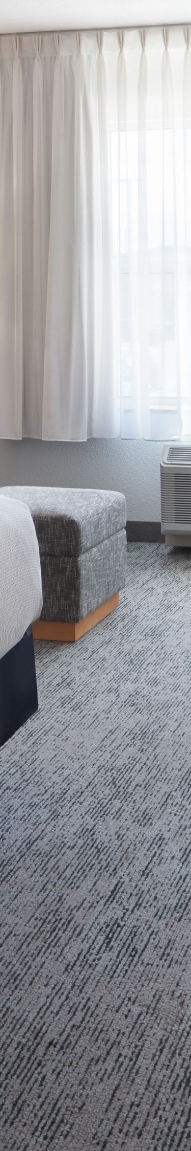 Chambre accessible aux personnes à mobilité réduite avec lit king size, canapé-lit, bureau de travail, télévision