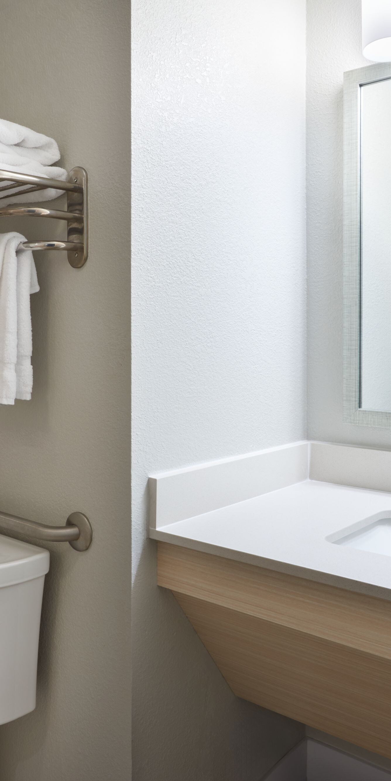 Toilettes, vasque et douche accessible en fauteuil roulant
