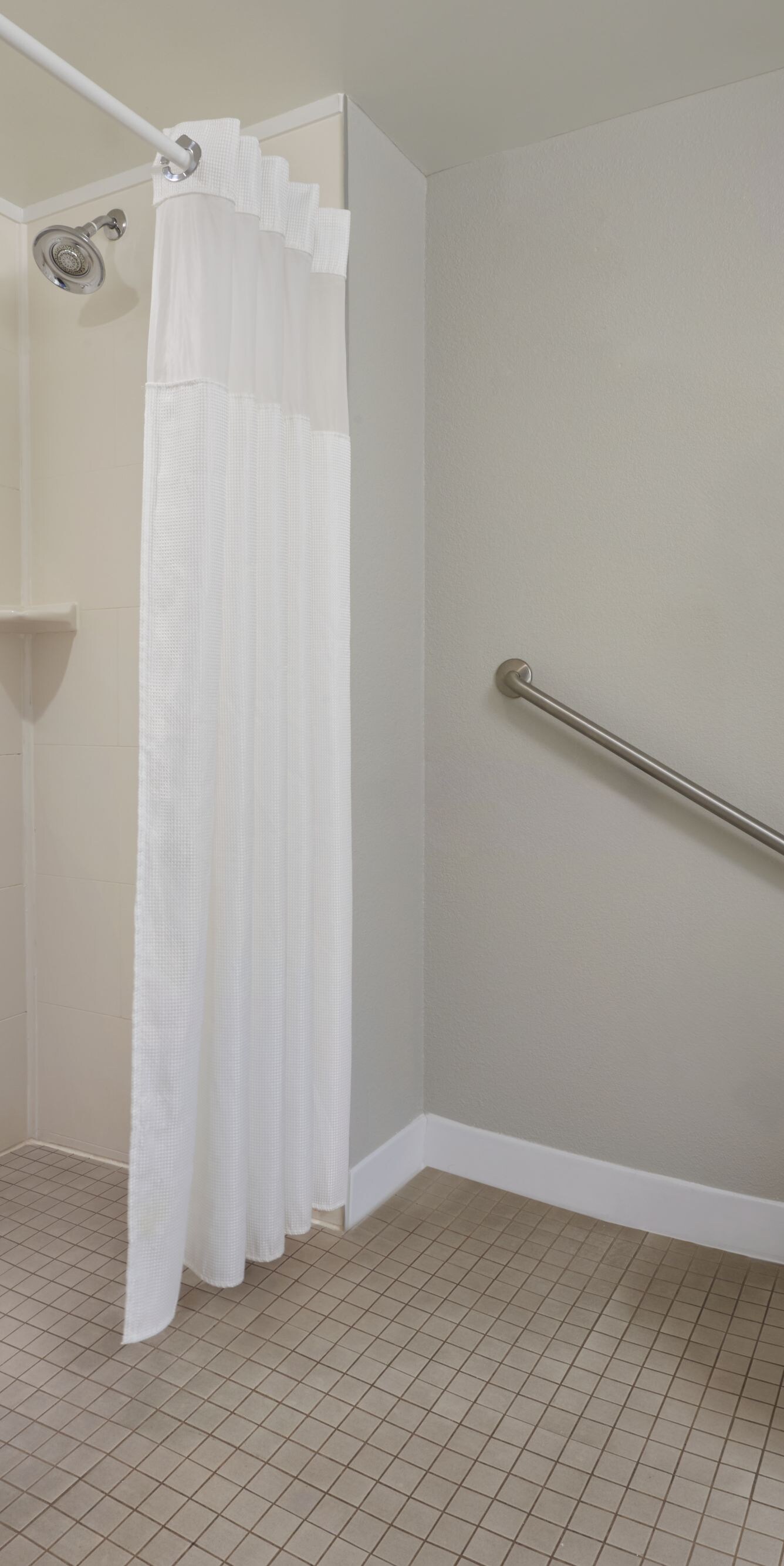 Douche accessible en fauteuil roulant, toilettes et barres d’appui