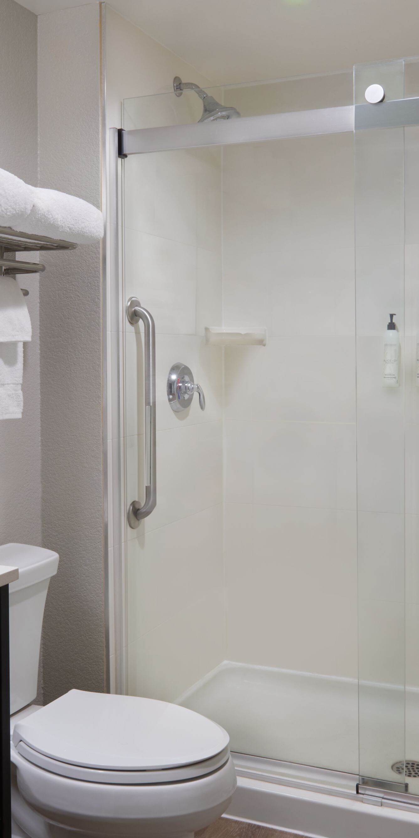 Toilettes, douche et coiffeuse