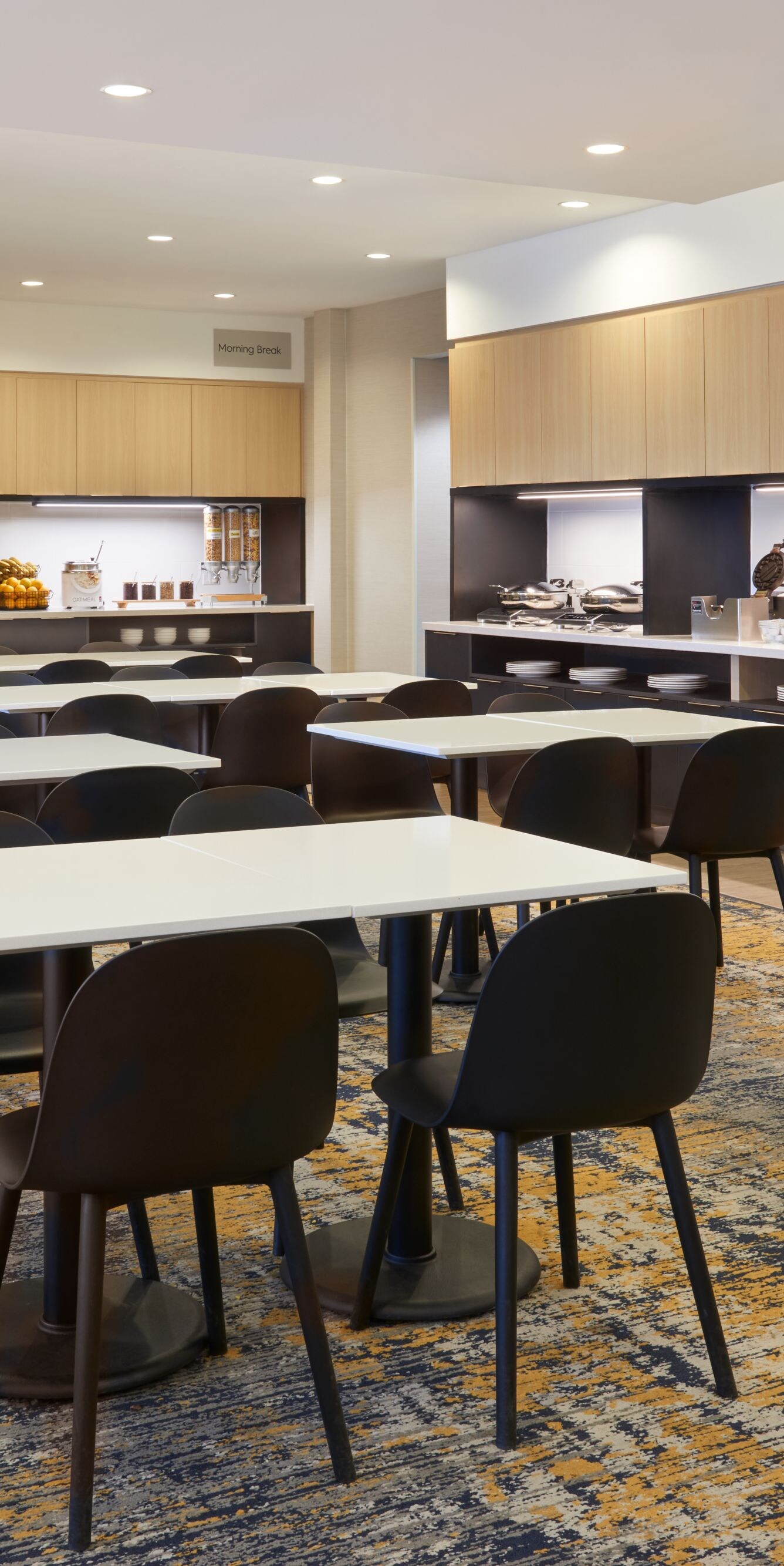 Tables, chaises et plans de travail pour le buffet du petit-déjeuner