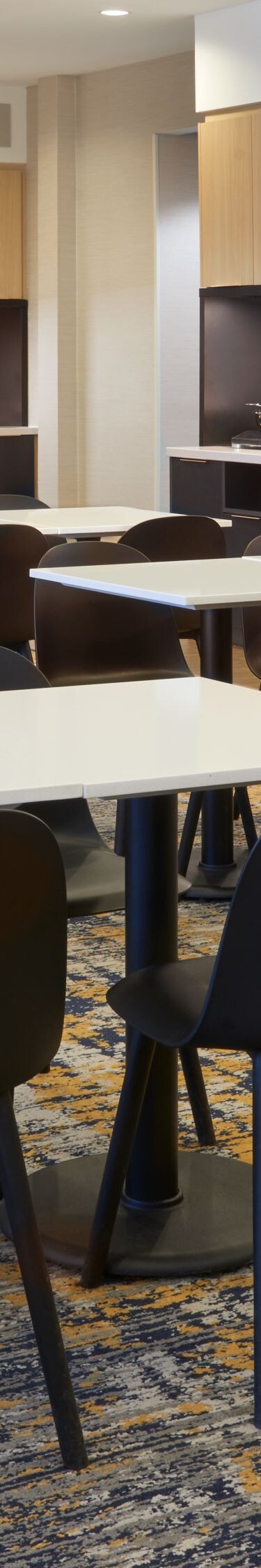 Tables, chaises et plans de travail pour le buffet du petit-déjeuner