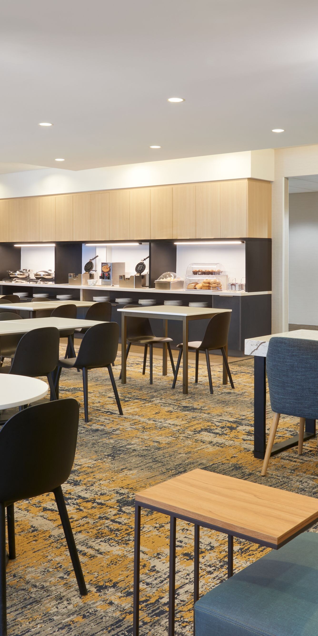 Plusieurs tables et buffet petit-déjeuner
