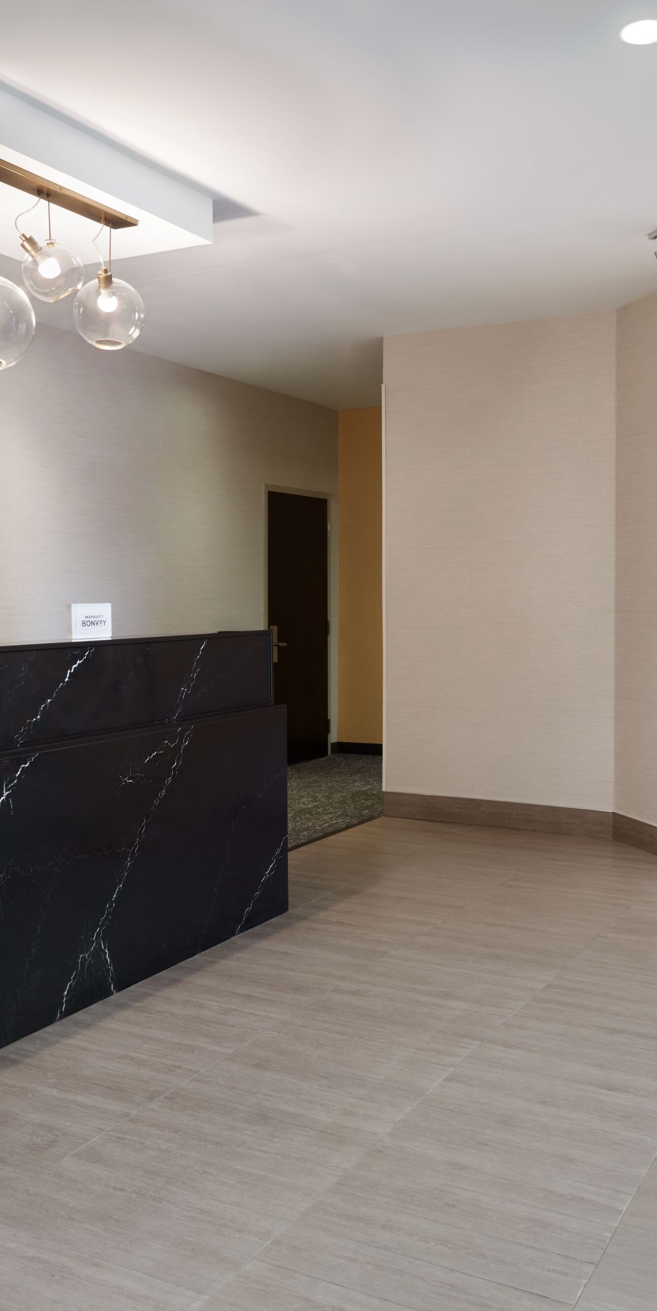 Réception de l’hôtel avec deux guichets d’enregistrement