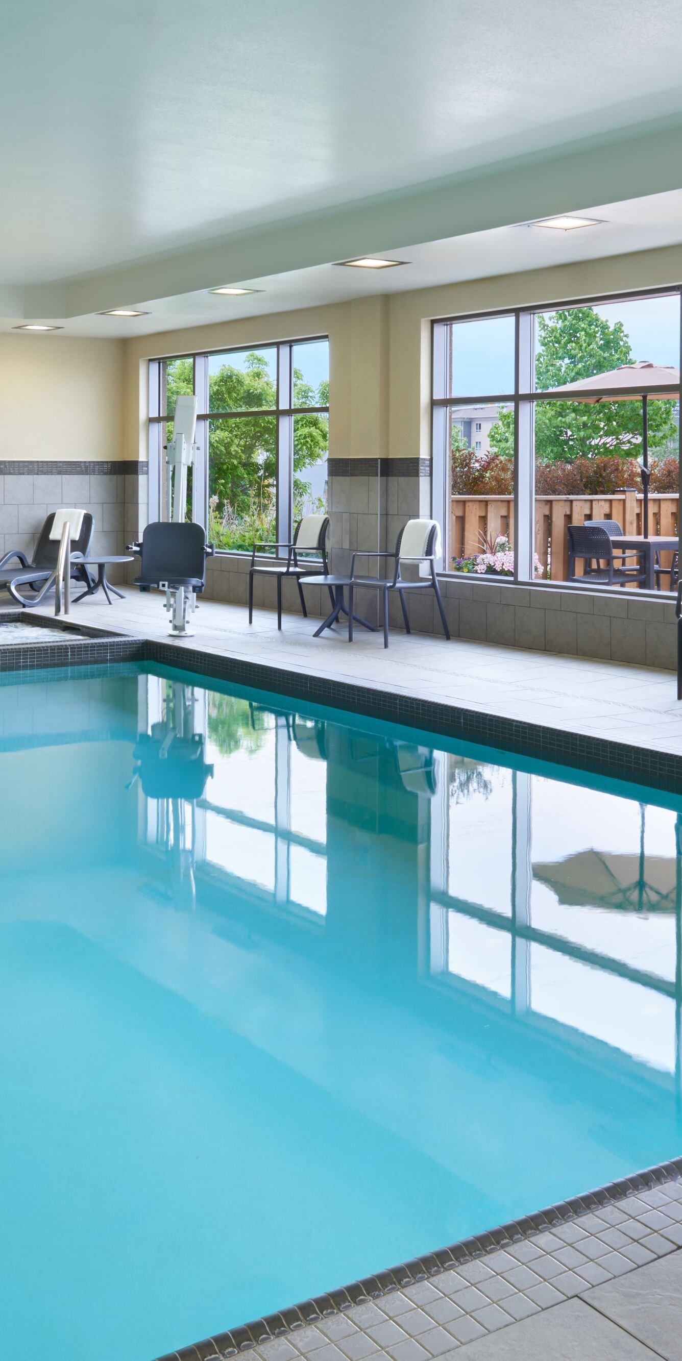 Piscine intérieure, jacuzzi et sièges