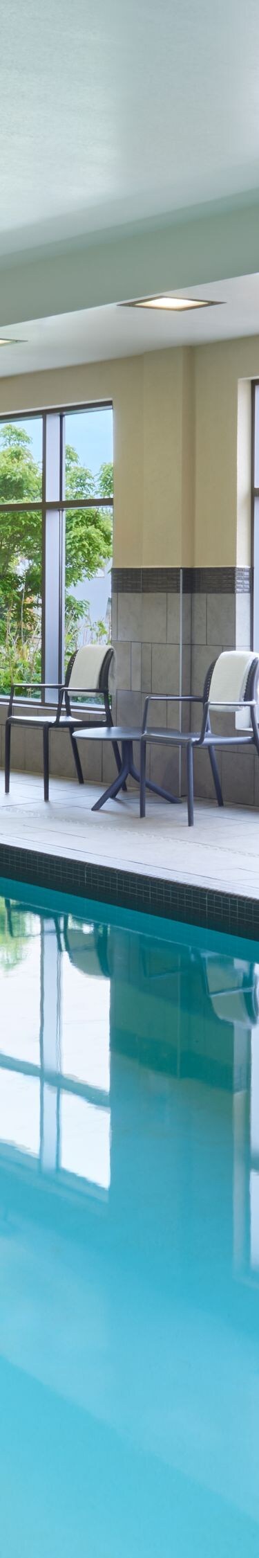 Piscine intérieure, jacuzzi et sièges