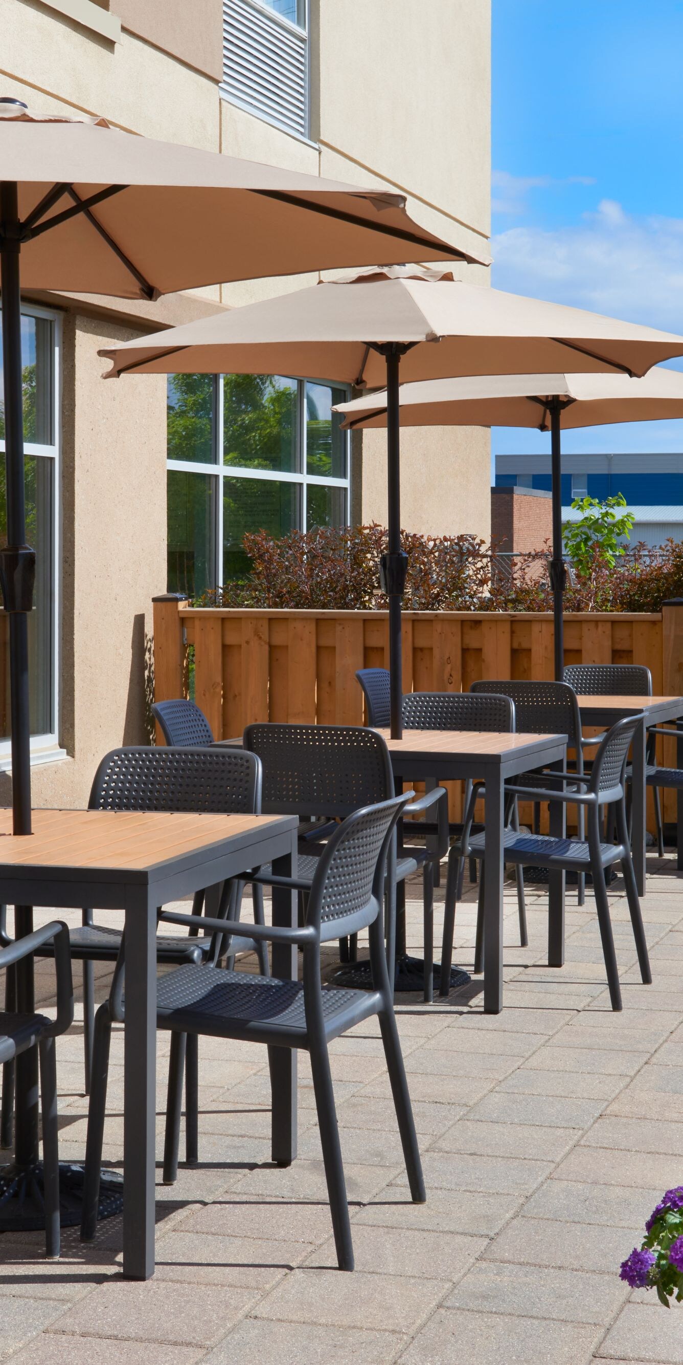 Terrasse extérieure avec tables, chaises et barbecue