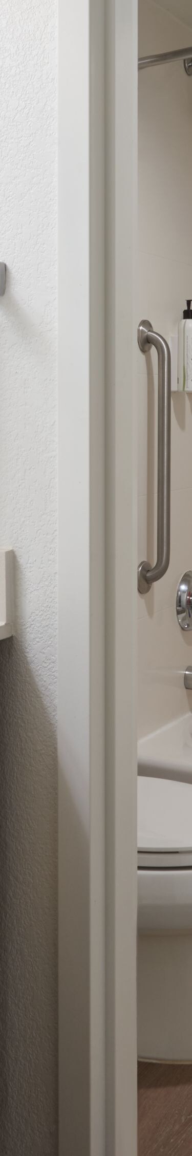 Coiffeuse, lavabo, toilettes et baignoire