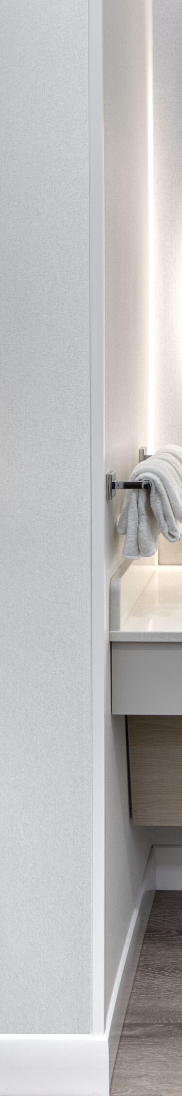 Salle de bain accessible aux personnes à mobilité réduite avec chaise pliante.