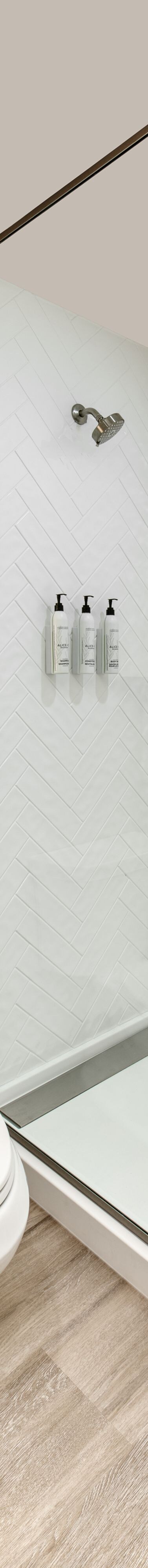 Salle de bain de suite moderne et spacieuse