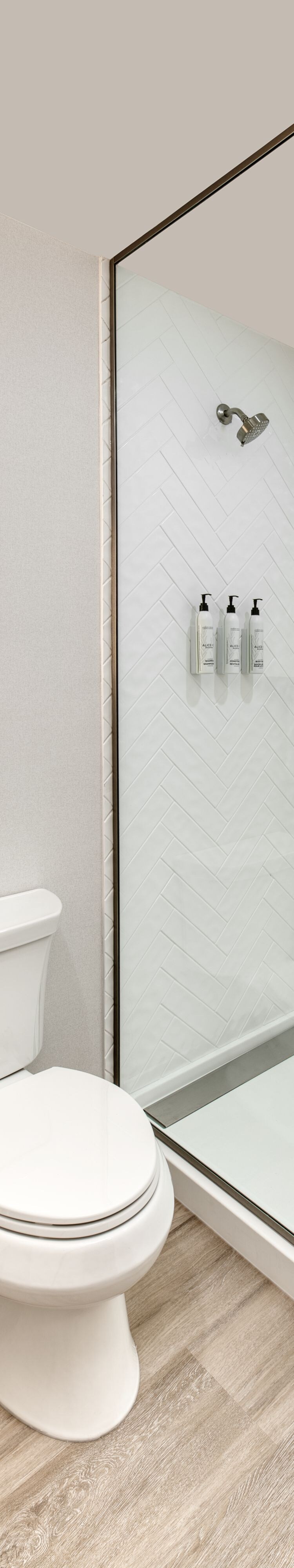 Salle de bain de suite moderne et spacieuse