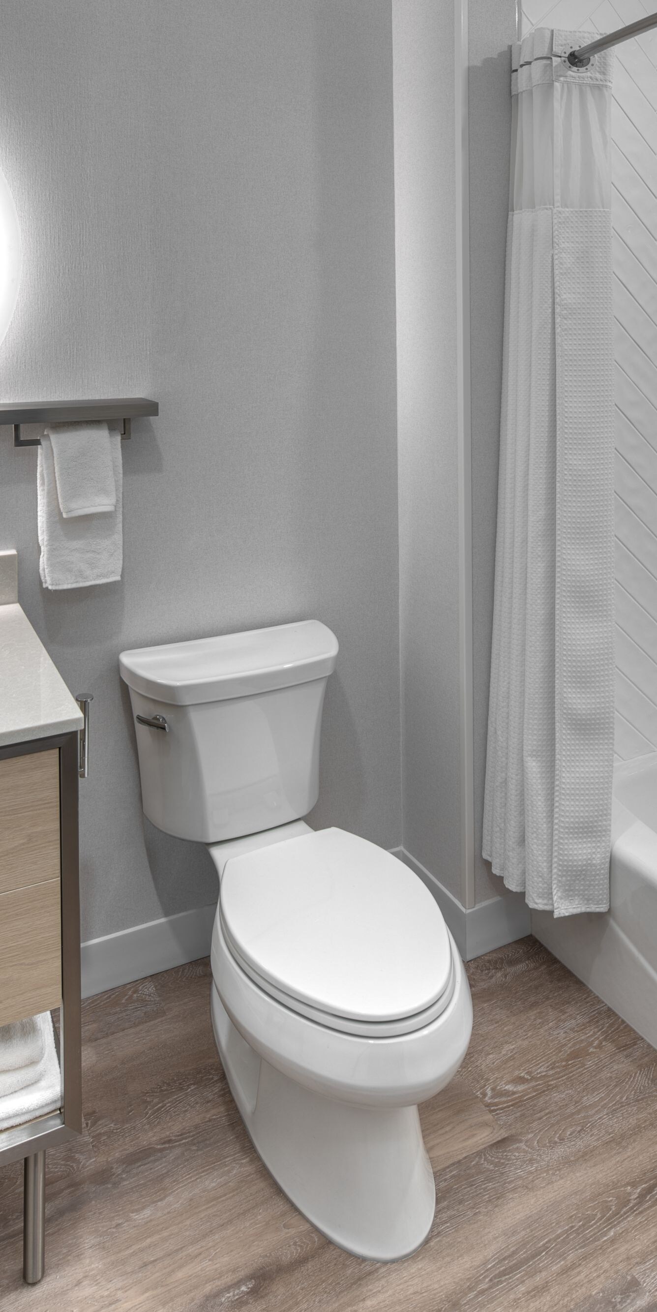 SALLE DE BAIN AVEC MEUBLE DE TOILETTE 