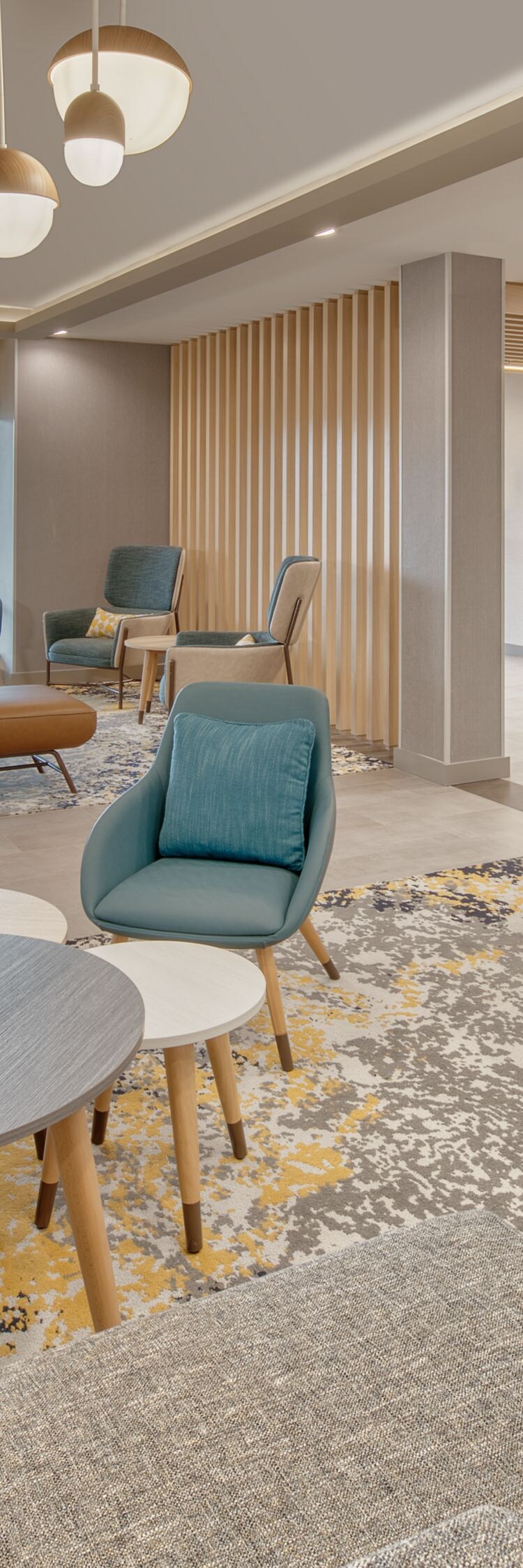 Espace lounge de l'hôtel avec sièges et tables.