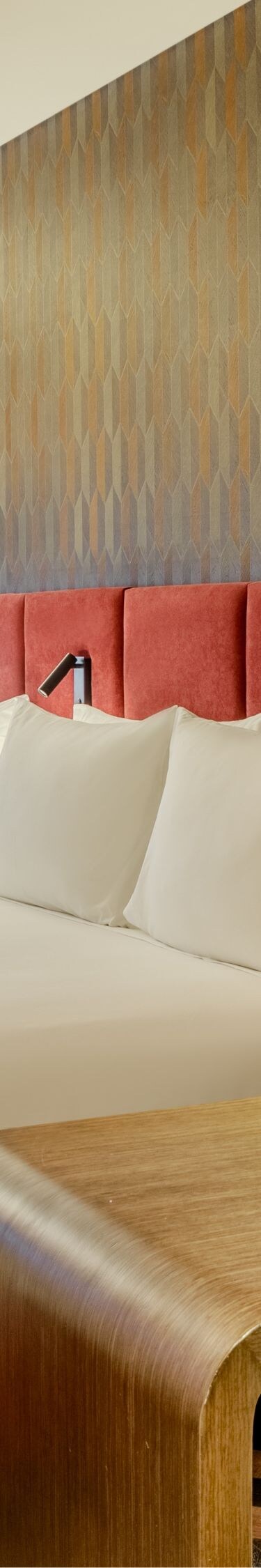 Quarto de hotel com duas camas e mesa de trabalho