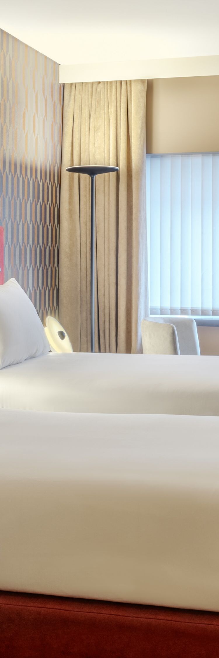 Quarto de hotel com duas camas e janela
