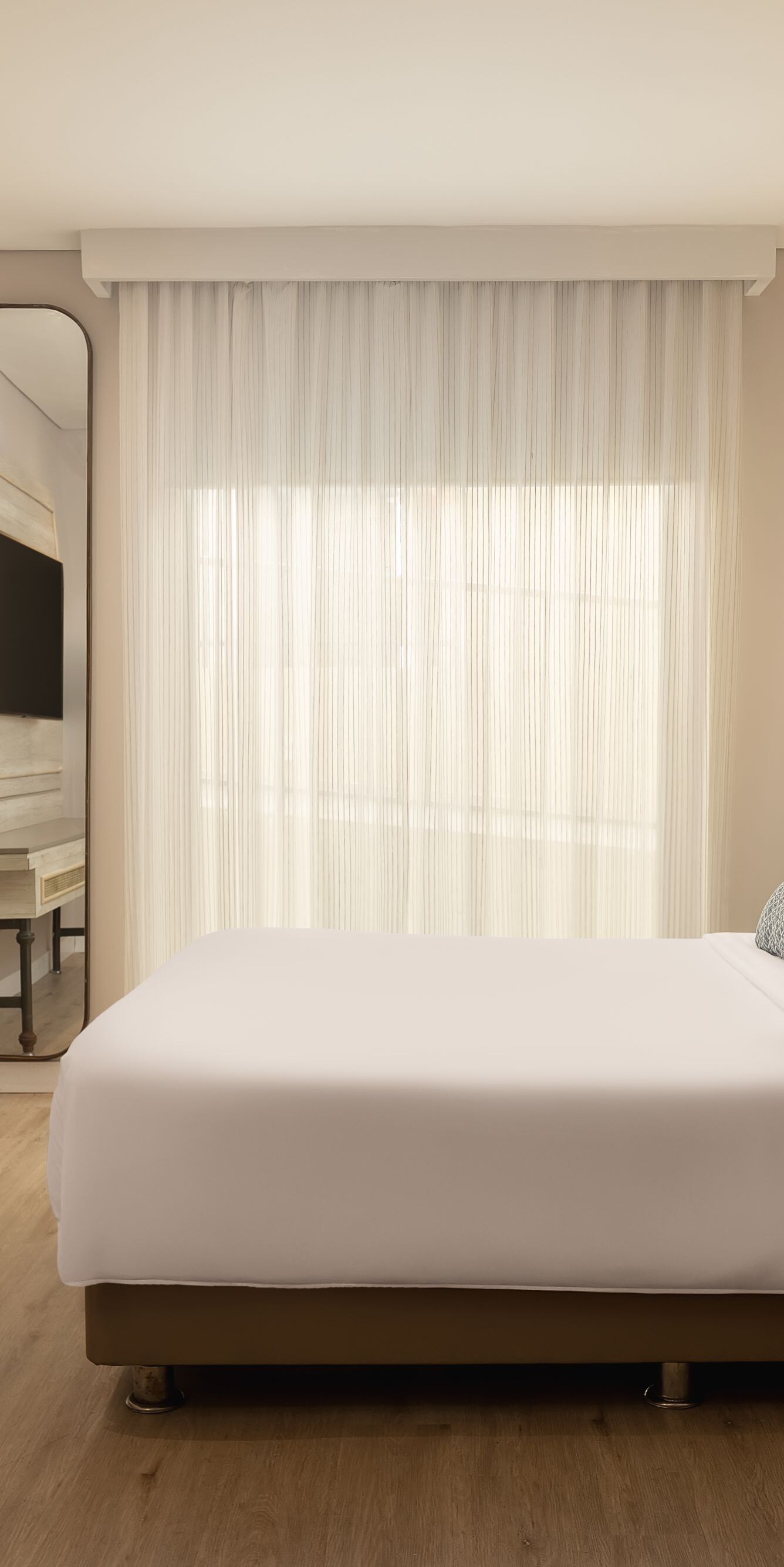 Habitación con instalaciones para personas con necesidades especiales con cama y escritorio
