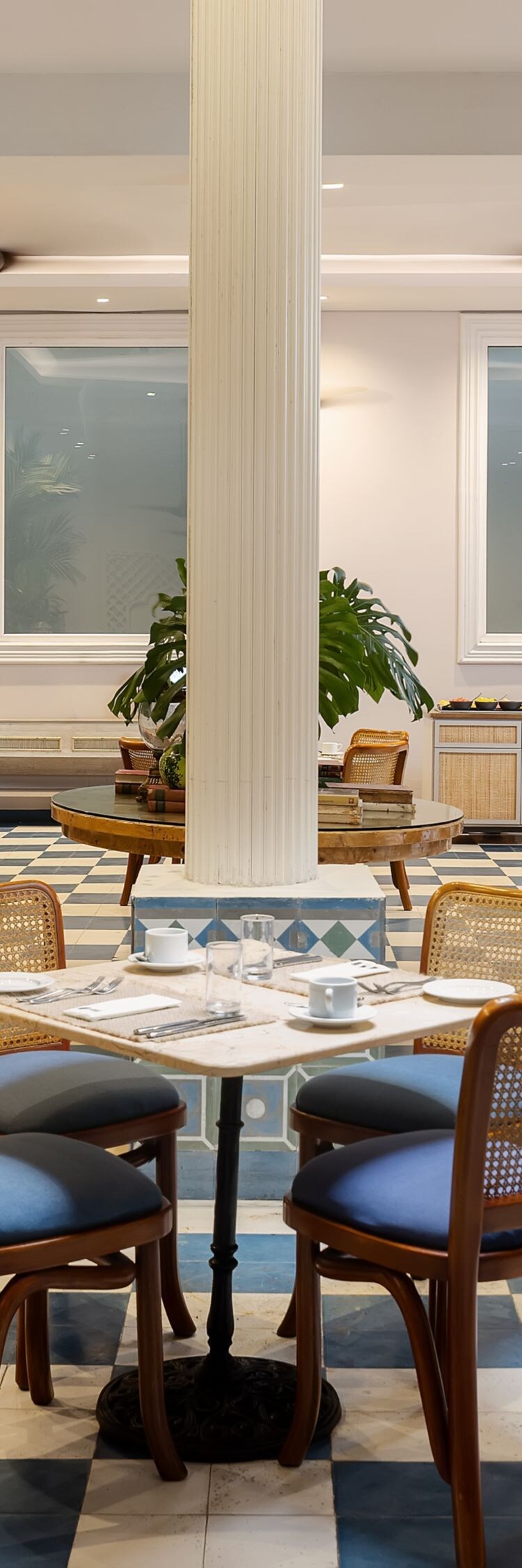 Restaurante con mesas y decoración tropical