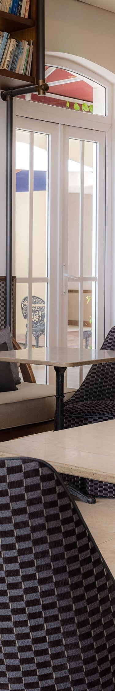 Bar con mesas, sillas y estanterías decorativas