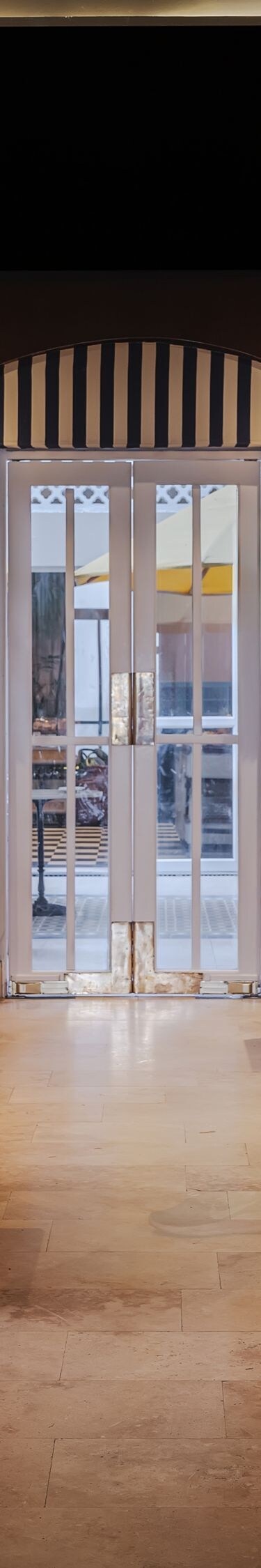 Interior del restaurante con mesas de madera