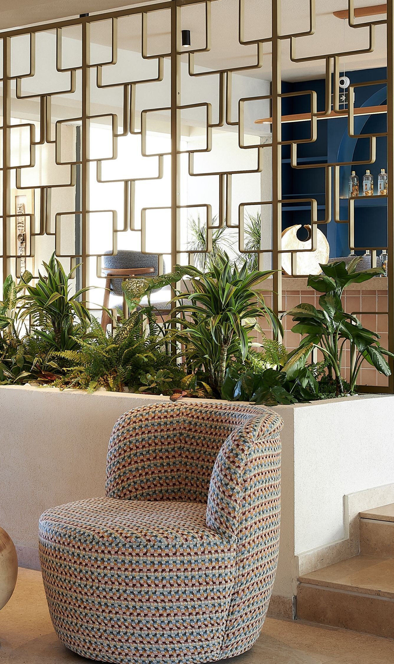 Lounge del lobby con mesas de madera y sofá