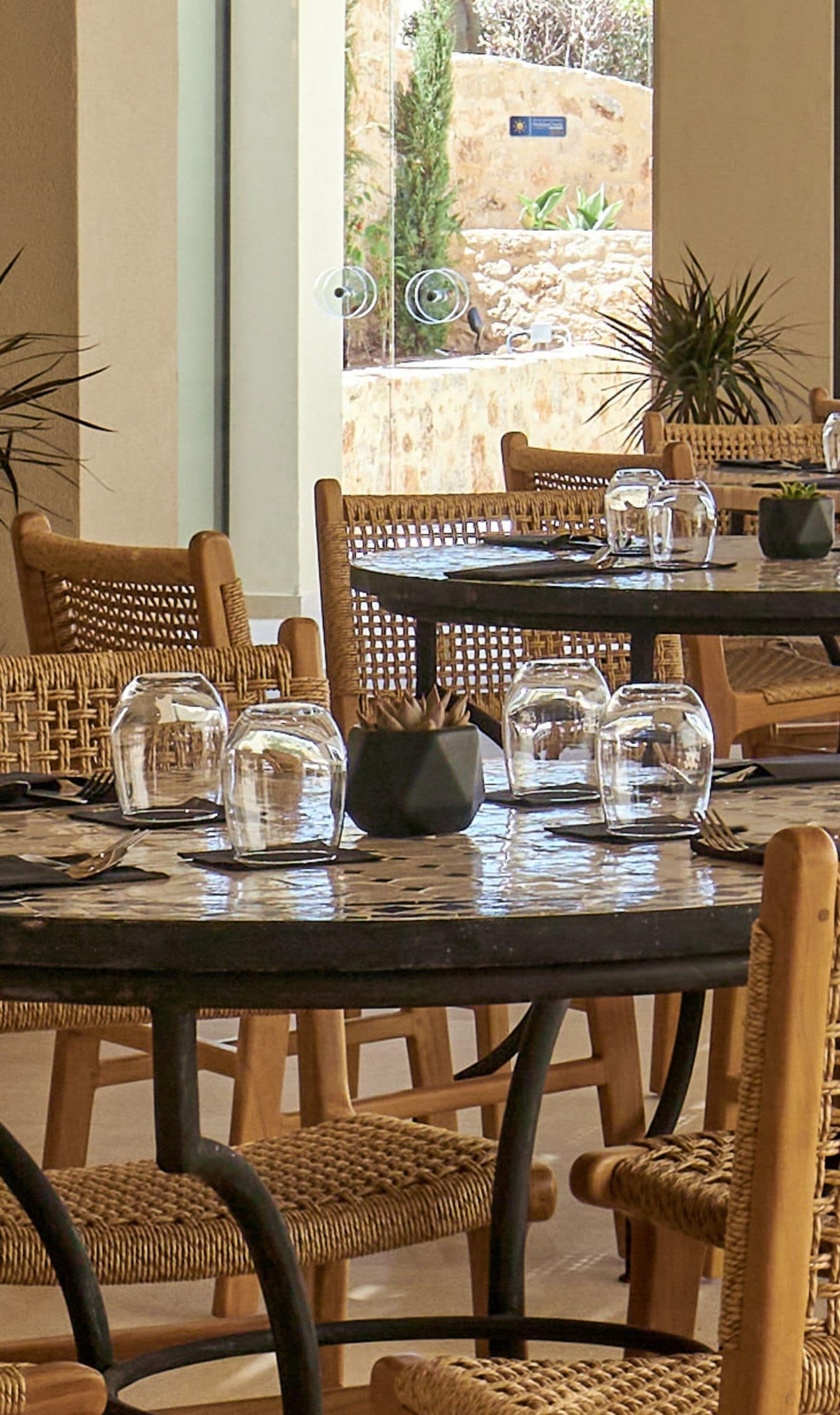 Mesas del restaurante con sillas de mimbre
