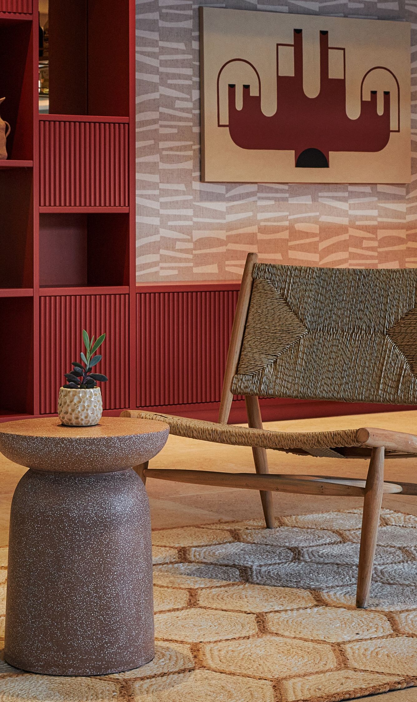 Interior del café bar con detalles en rojo y asientos.