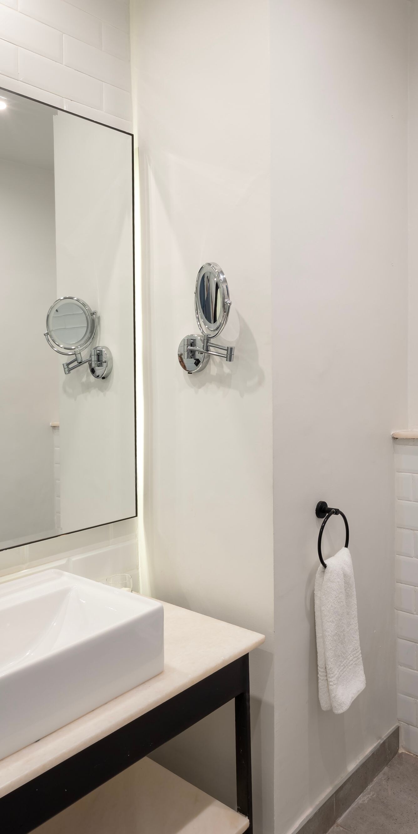 Guest Bathroom - Executive King