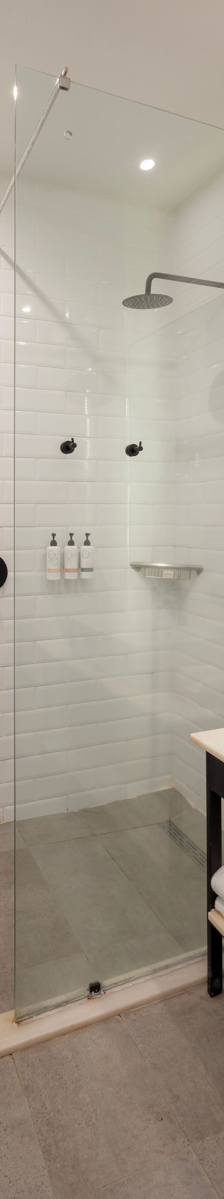 Guest Bathroom - Executive King