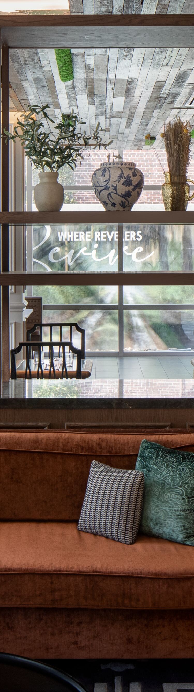 Seventeen Feet - Shared Sitting Area