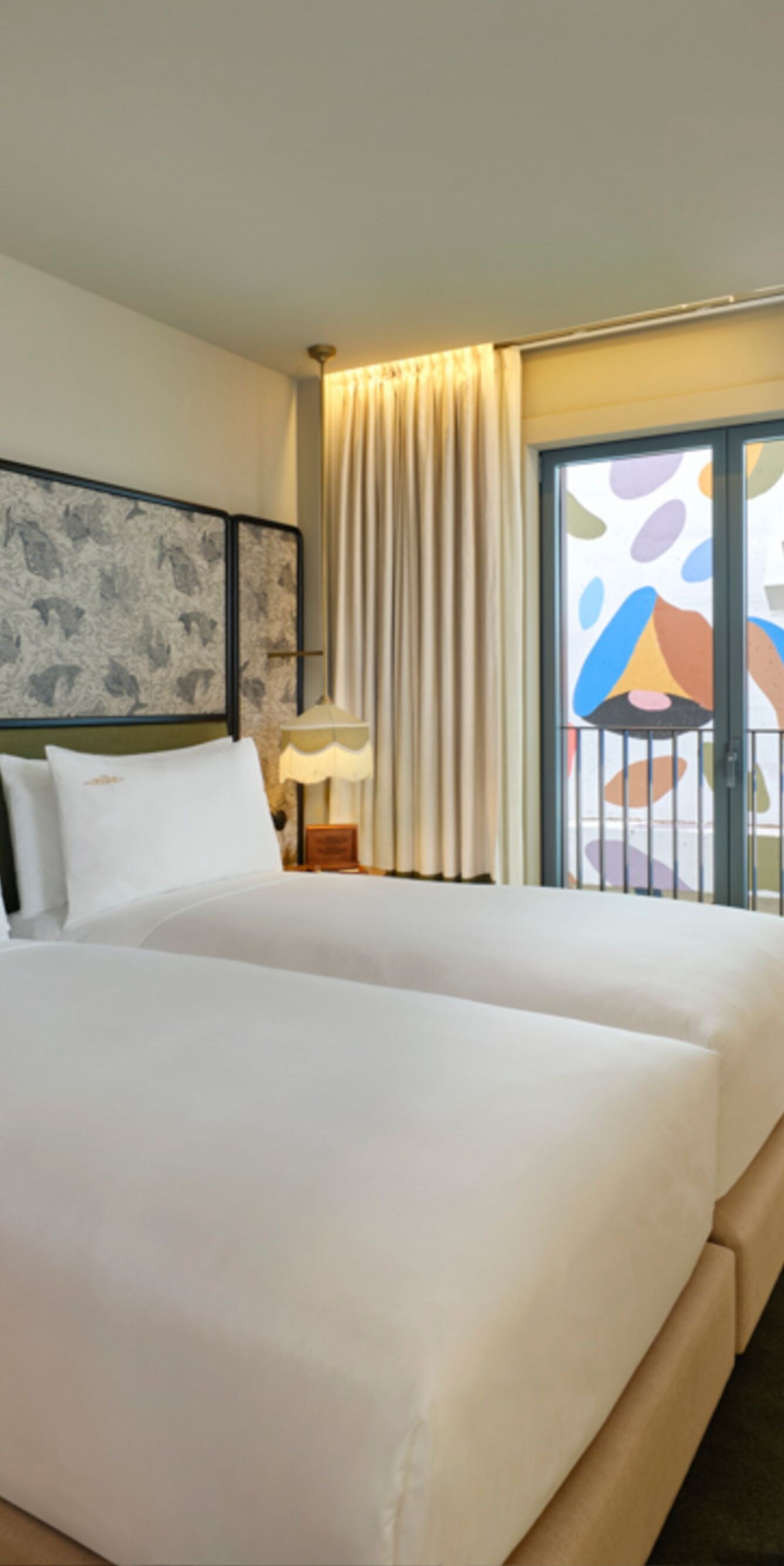  Twin room with mural view