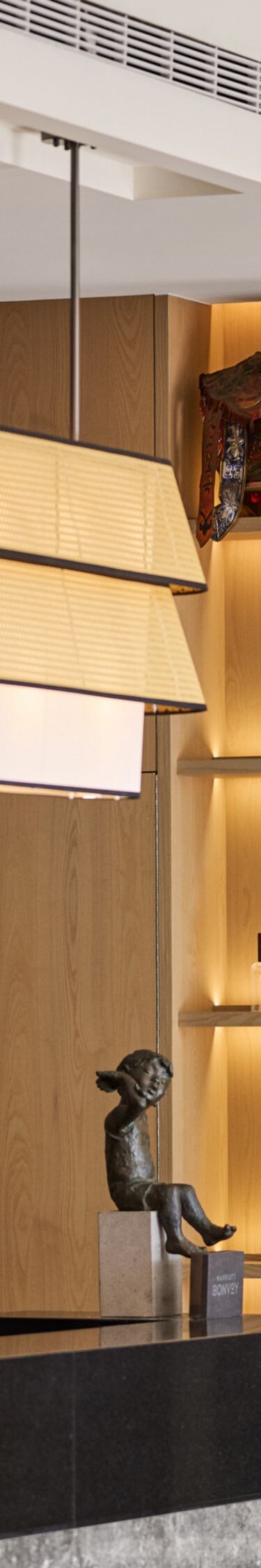 設有吧檯、層架與座位的酒店休憩廳
