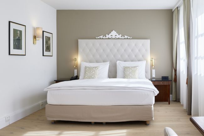 Room image with luxurious bed