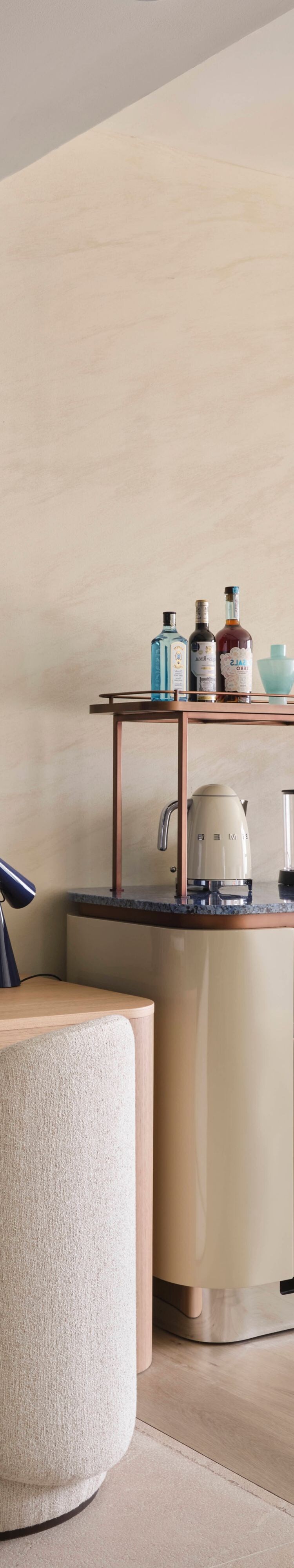 Espace de travail et MixBar d'une chambre Premier avec lits simples