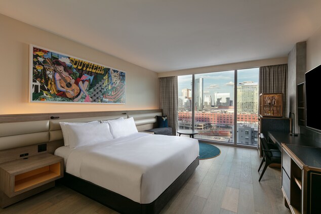 Accessible king room with city view.