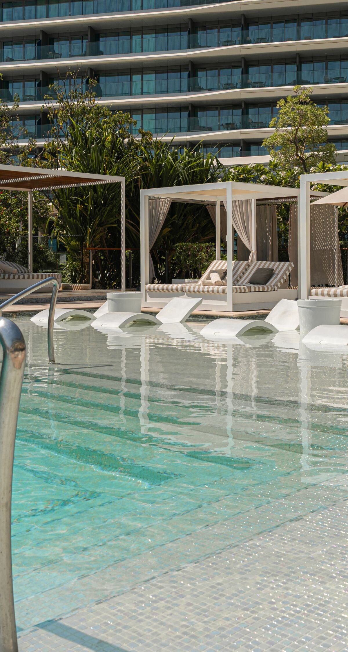 Adult pool WET Deck Dubai avec cabanas