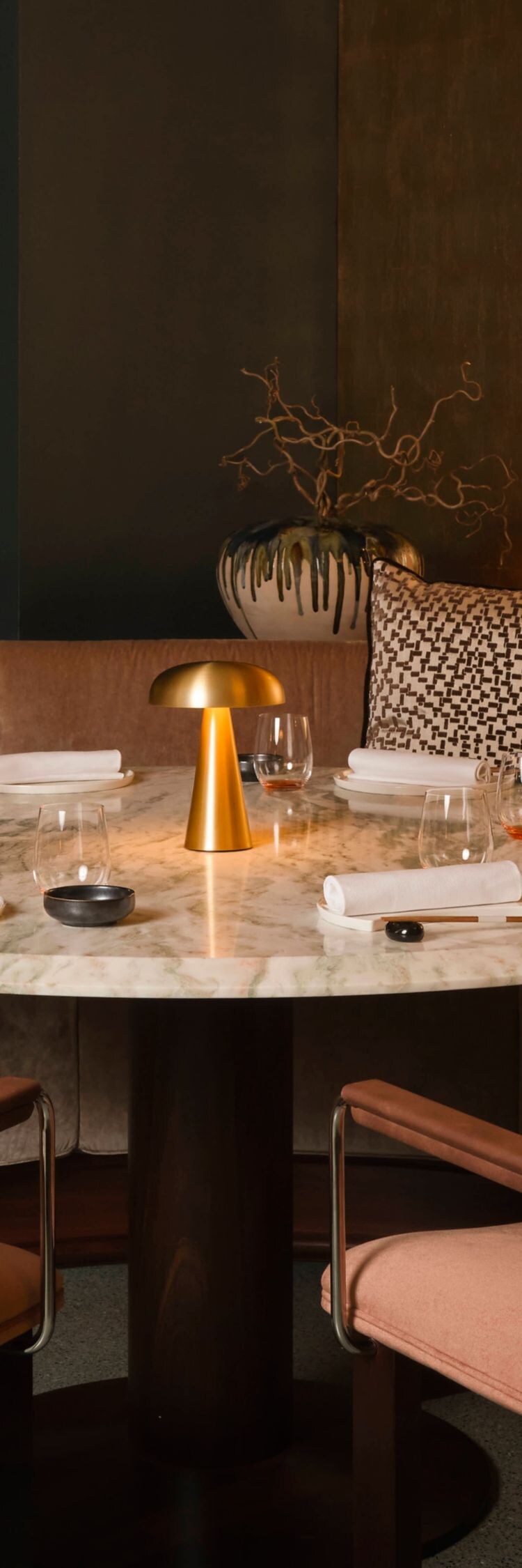 Round table with gold wall Akira Back Florence