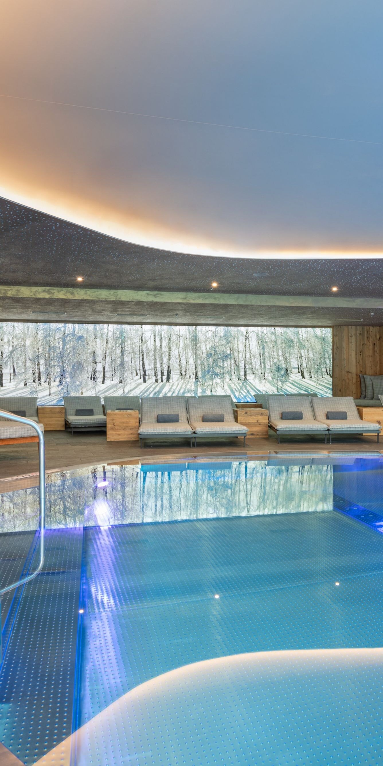 Spa-Hauptpool im Innenbereich mit Bergblick