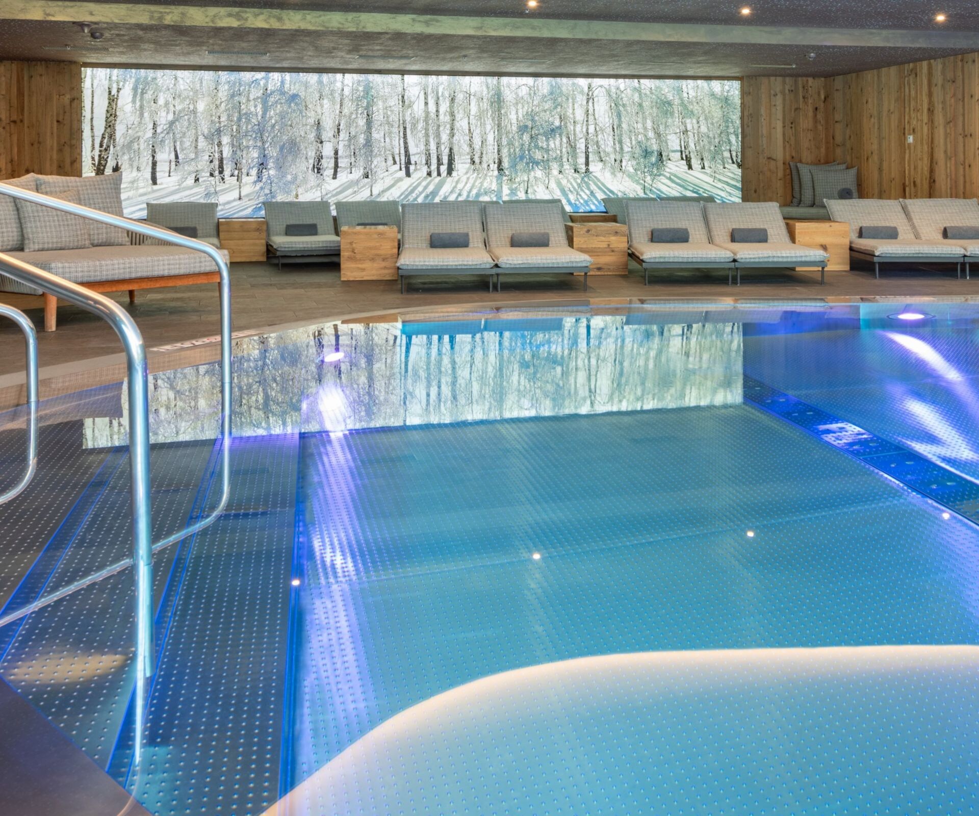 Piscine intérieure du spa avec vue sur la montagne