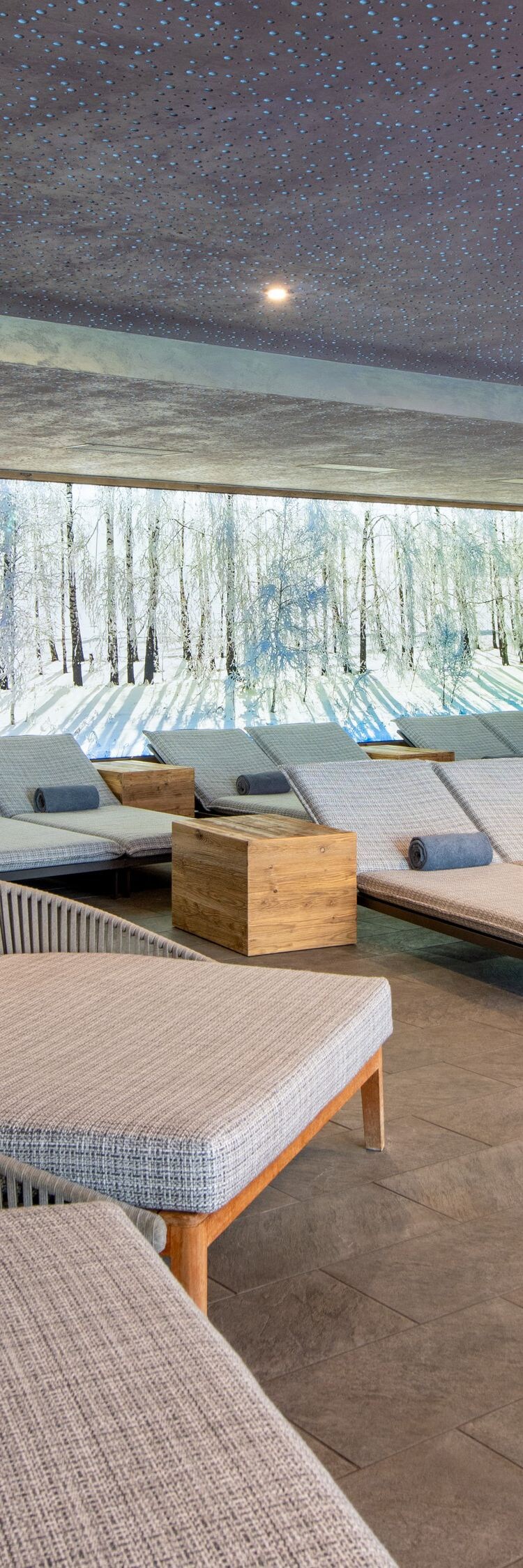 Piscina de Le Spa con hamacas relajantes