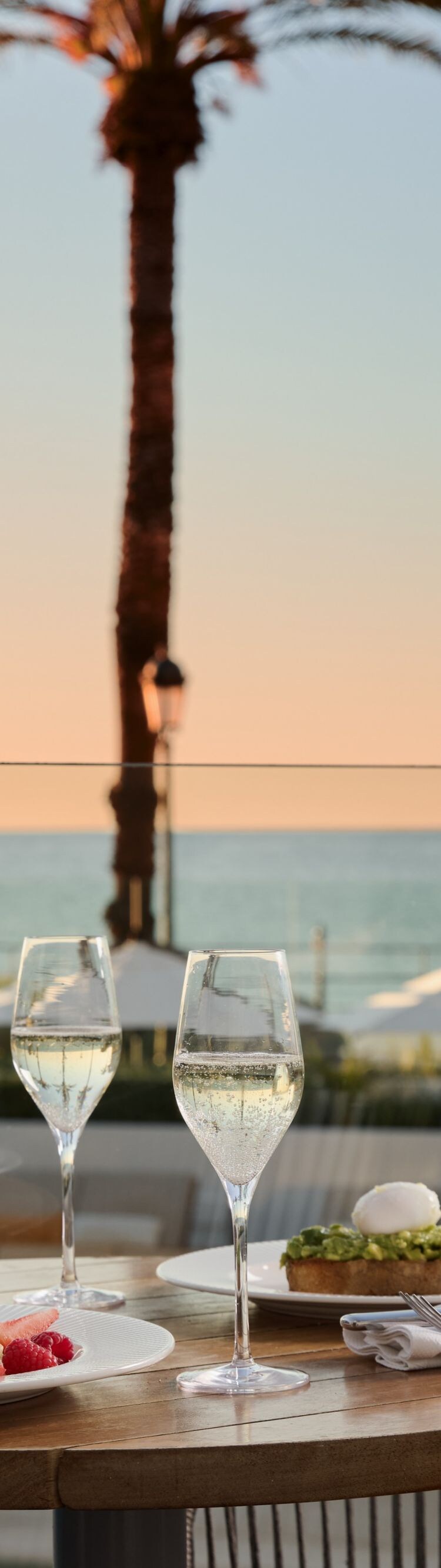 Mesas de restaurante al amanecer 