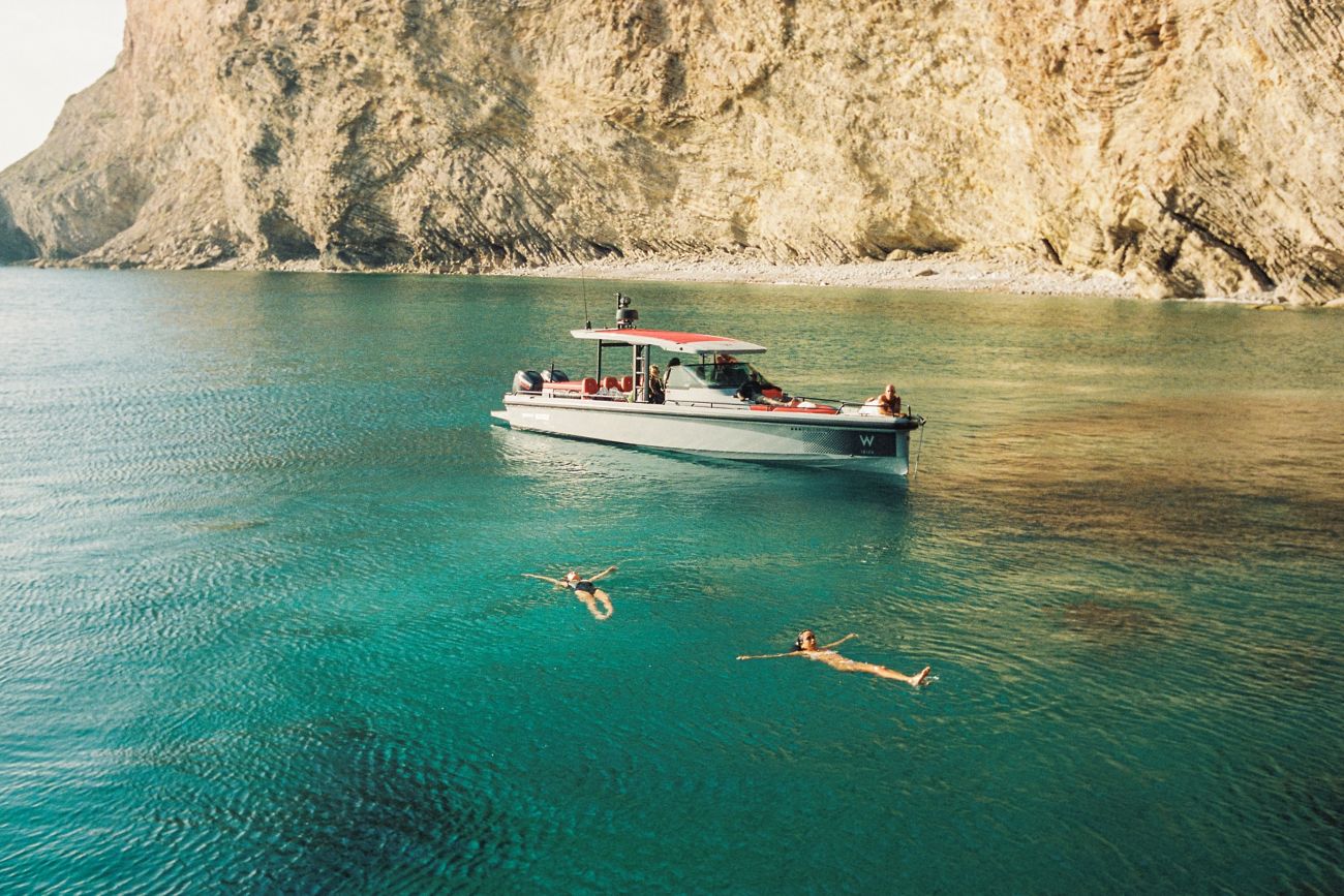 Bote en la playa de Ibiza