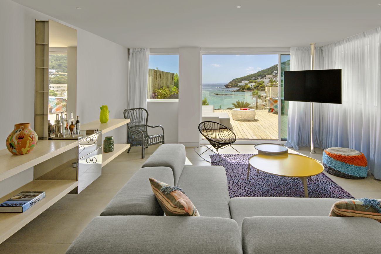 WOW Suite's spacious living room facing the sea 