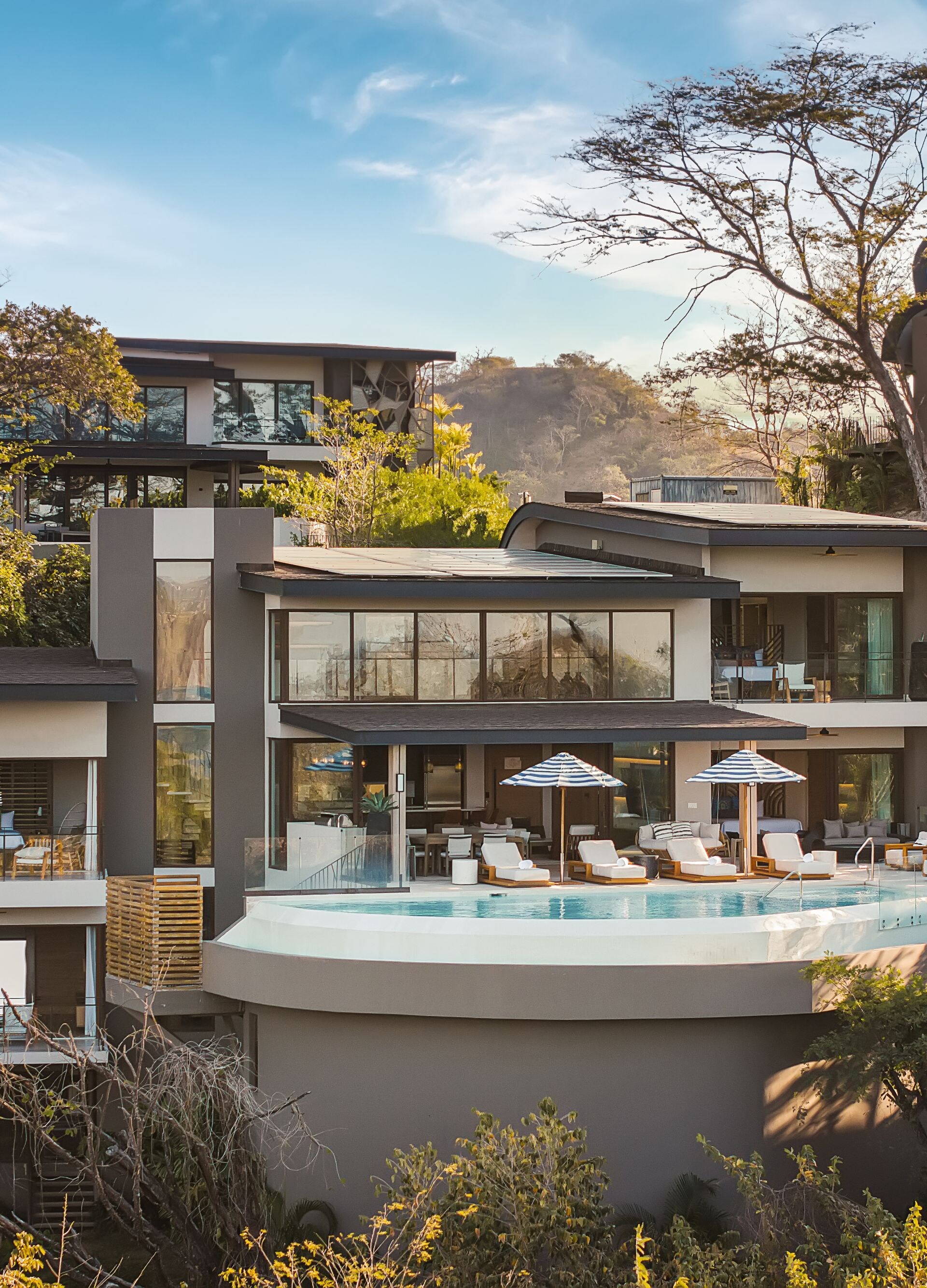 vista del exterior de la la lujosa villa, con piscina 