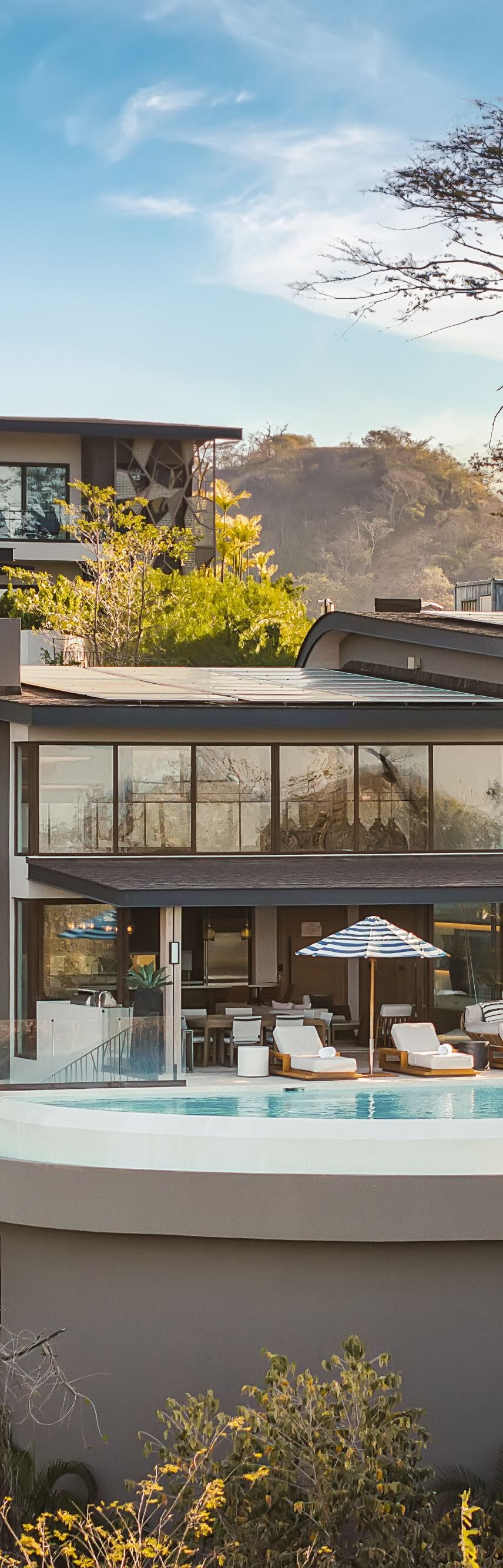 vista del exterior de la la lujosa villa, con piscina 