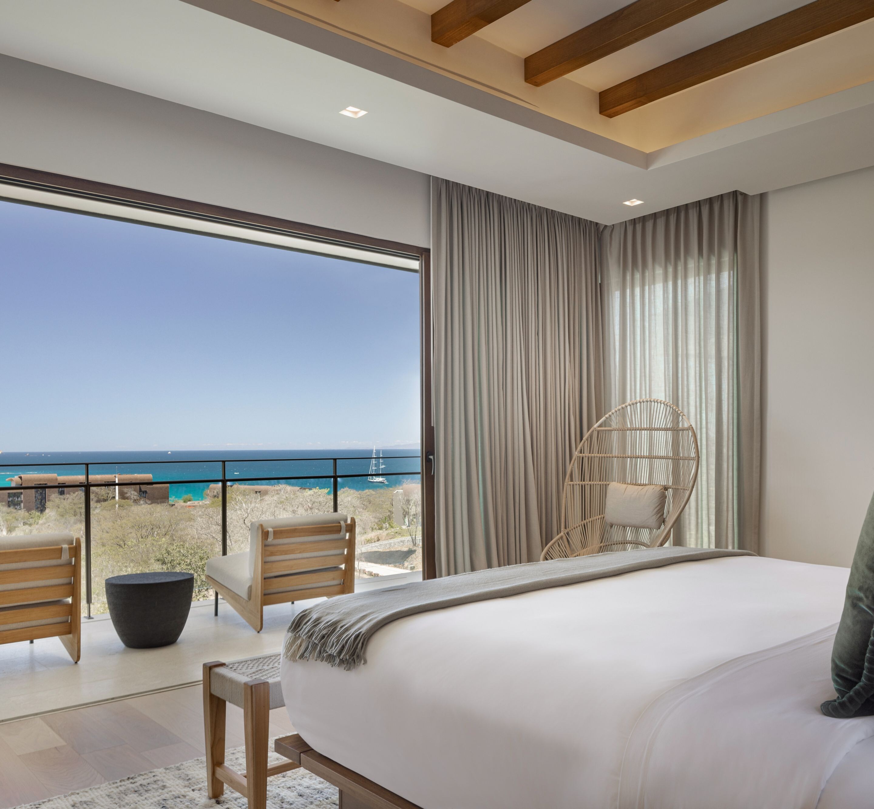Cama de la habitación con vista al mar 