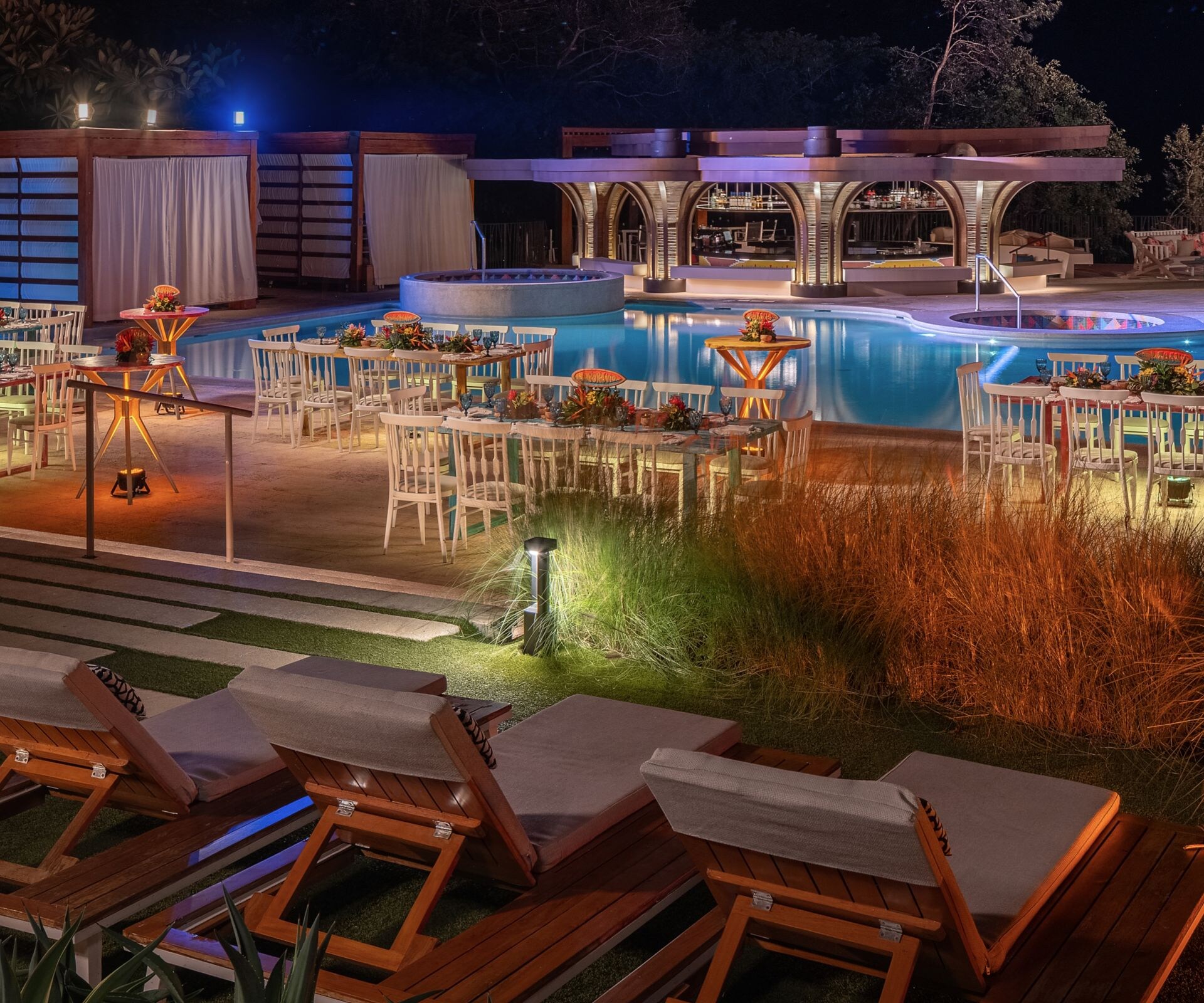 Vista nocturna, piscina, disposición para un evento, sillas, naturaleza
