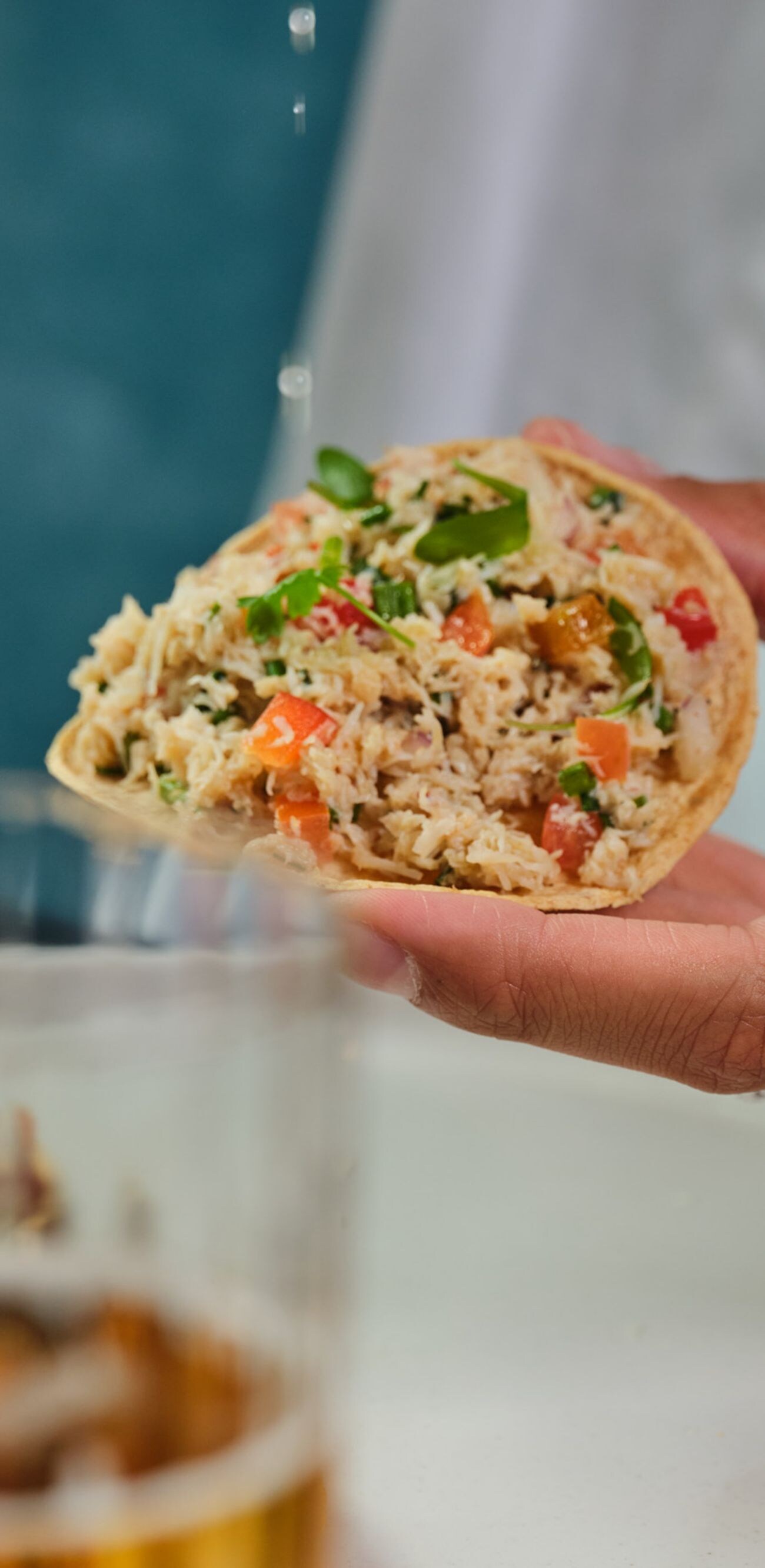 Spremere succo di lime fresco su una tostada.