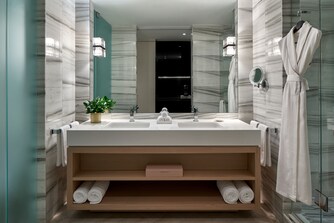 Meuble de toilette avec lavabo en marbre dans une salle de bain