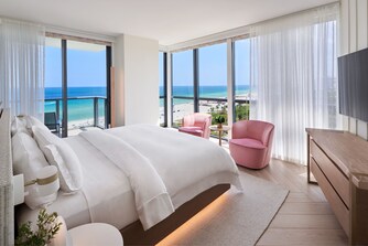 Suite en esquina con cama tamaño King y vistas a la playa.